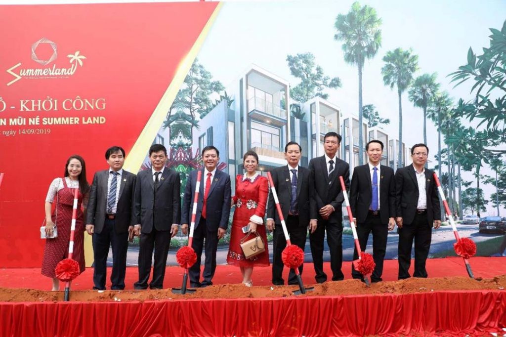 Đại diện ban Tổng giám đốc Hưng Lộc Phát Group chụp hình lưu niệm