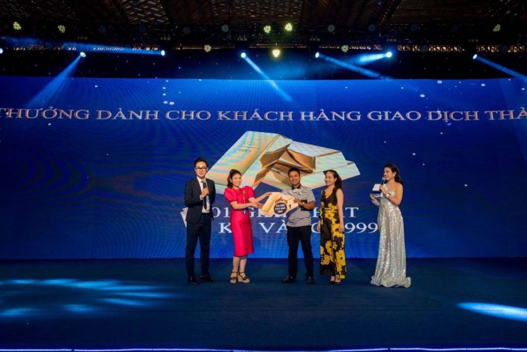 Khách hàng may mắn trúng giải