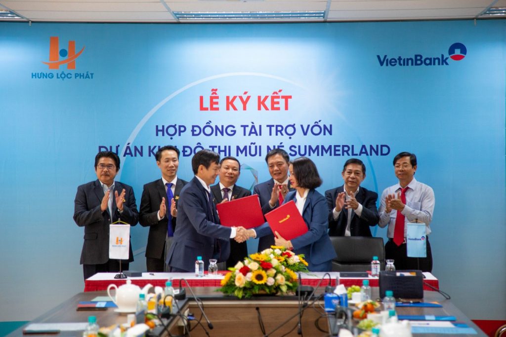 Nghi thức ký kết hợp tác giữa Ông Nguyễn Văn Bình – Tổng Giám đốc Hưng Lộc Phát Group và Bà Nguyễn Thị Hải Yến – Giám đốc VietinBank CN1