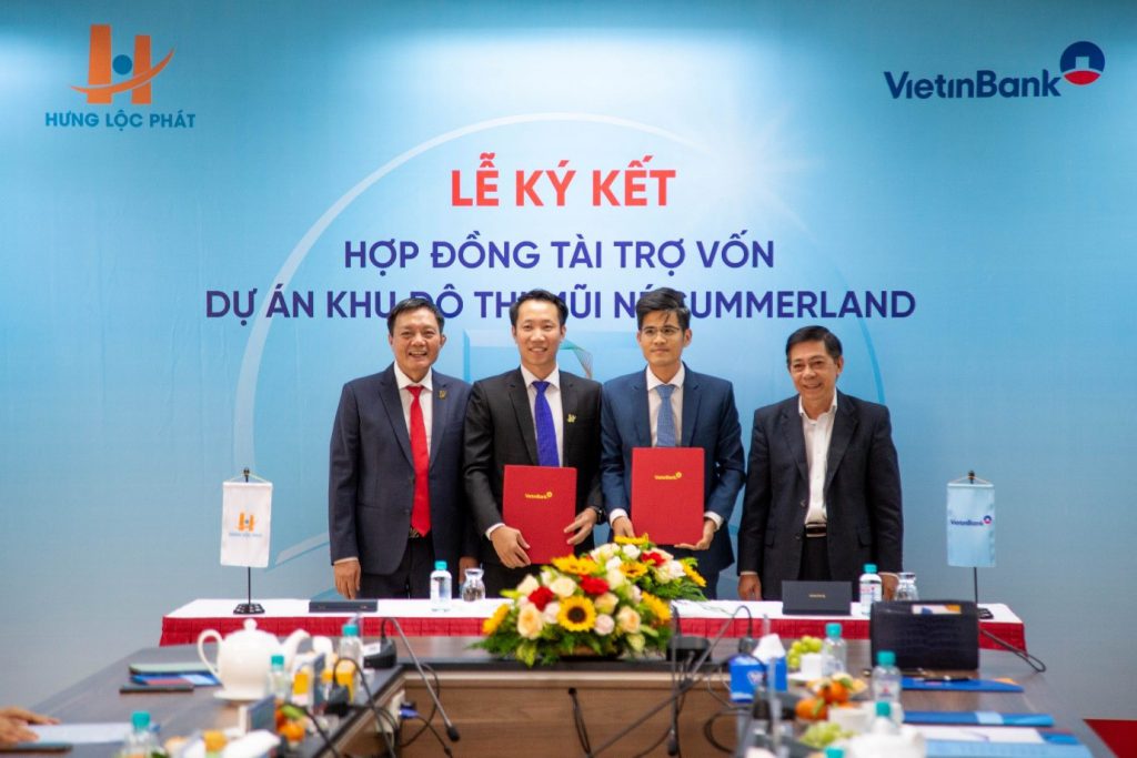 Nghi thức ký kết hợp tác giữa Ông Trần Duy Tiến – Phó tổng giám đốc Hưng Lộc Phát Group và Ông Nguyễn Quang Anh Quyền – Phó giám đốc đầu mối Bán lẻ