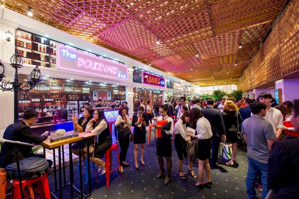 Tuyến phố đi bộ Amsterdam với các nhà hàng ẩm thực đa quốc gia, shopping store, bar-pub…