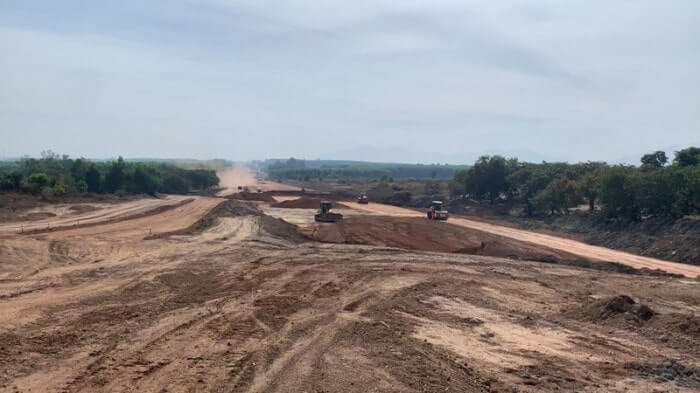 Cận cảnh thi công gói thầu lớn nhất cao tốc Phan Thiết - Dầu Giây 9