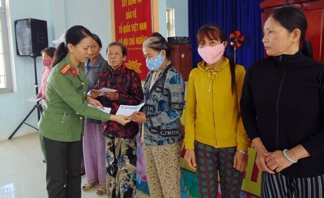 Hưng-Lộc-Phát-trao-tặng-200-suất-quà-tết-vì-người-nghèo-tại-tỉnh-Quảng-Ngãi-Ảnh-9