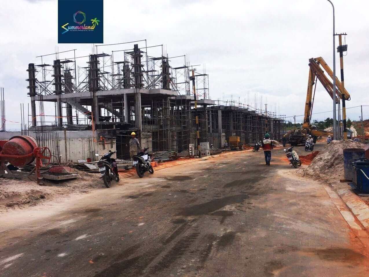 Các dãy nhà phố đang thi công đến sàn tầng 2