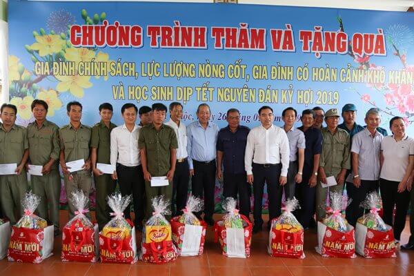 Đại diện Hưng Lộc Phát (thứ 6 từ phải sang) đồng hành với một chương trình chăm sóc gia đình chính sách và và gia đình có hoàn cảnh khó khăn nhân dịp đón năm mới.