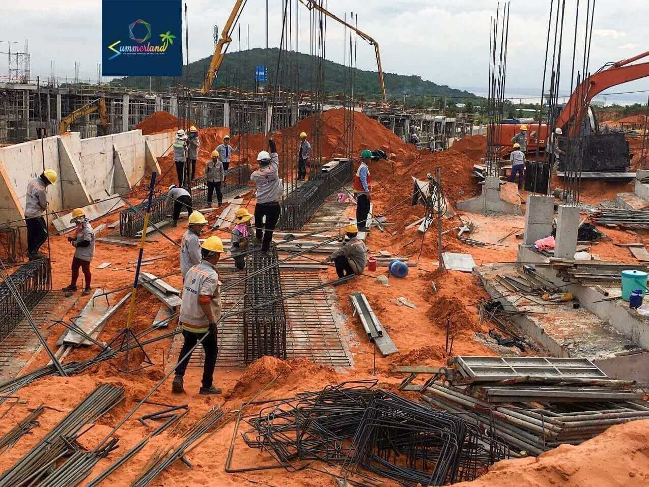 Đội ngũ kỹ sư, công nhân tấp nập tại công trình