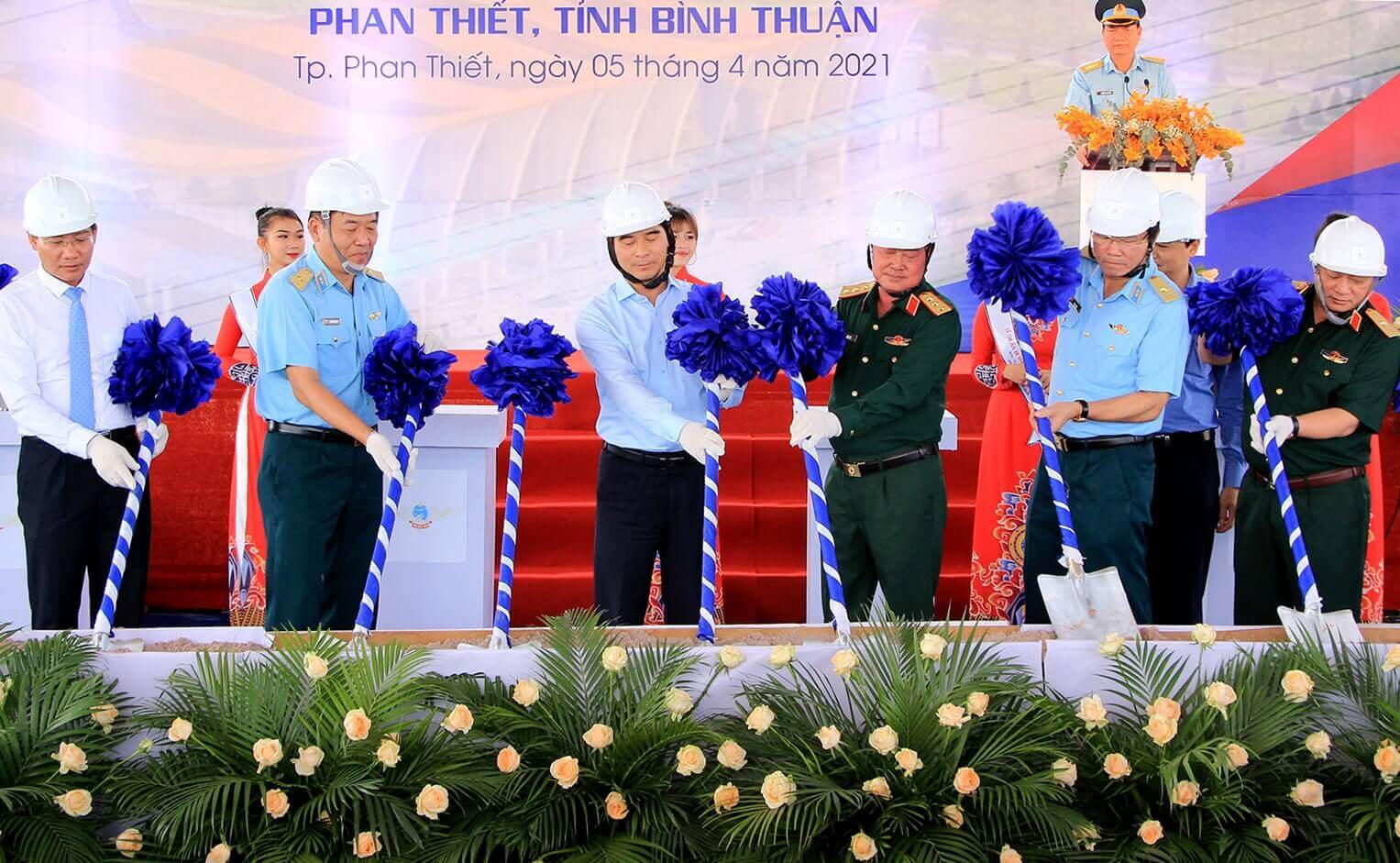Đại diện Bộ Quốc phòng và tỉnh Bình Thuận động thổ triển khai dự án sân bay Phan Thiết, ngày 5-4