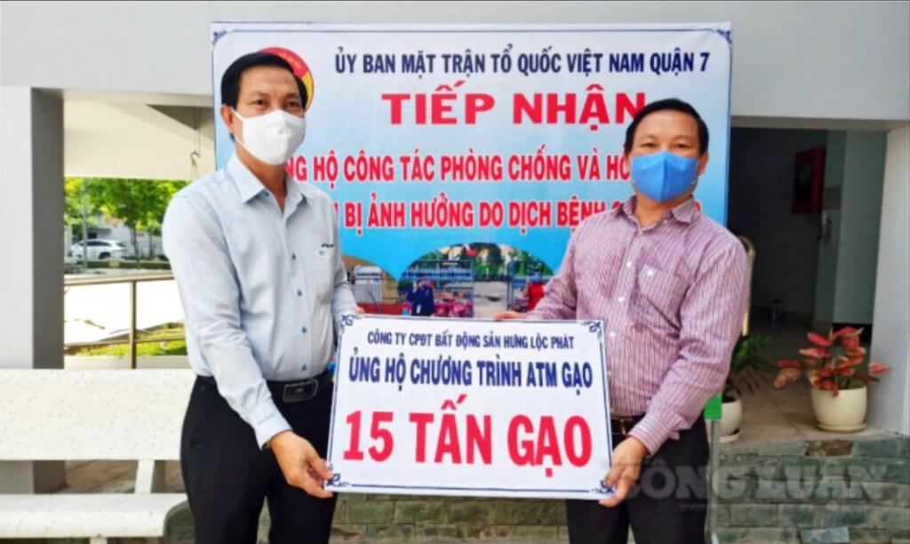 Ông Nguyễn Công Bình – Phó Tổng Giám đốc Hưng Lộc Phát trao bảng tượng trưng ủng hộ 100 triệu đồng kinh phí mua vaccine phòng ngừa Covid-19 cho bà Tô Thị Bích Châu, Ủy viên Ban Thường vụ Thành ủy, Chủ tịch Ủy ban Nhân dân Mặt trận Tổ quốc Việt Nam TP.HCM