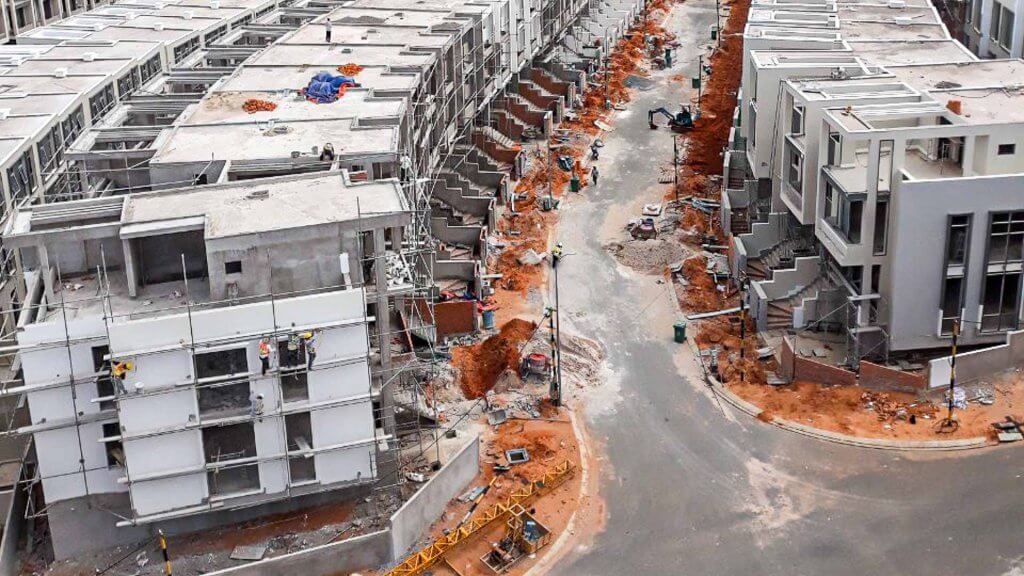 Các dãy nhà phố đang dần hoàn thiện mặt ngoài